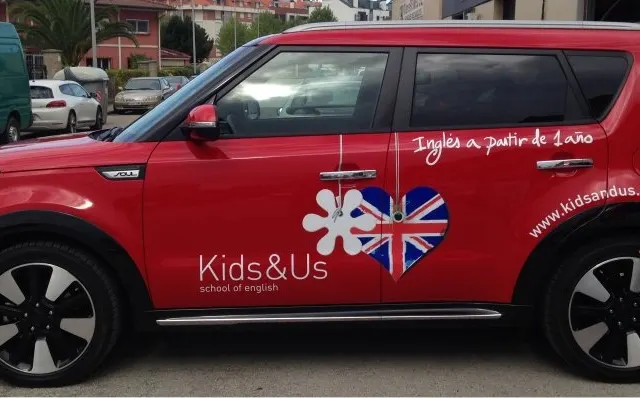 Coche rojo rotulado con la imagen de Kids&Us