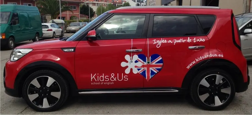 Coche rojo rotulado con la imagen de Kids&Us