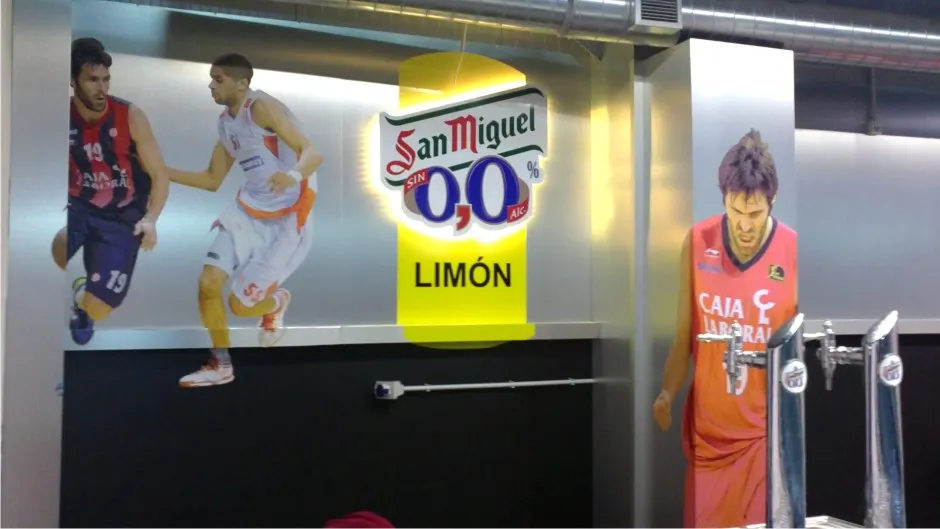 Decoración de barra con jugadores de baloncesto impresos y un expositor luminoso