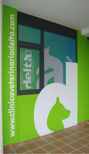 Fachada de la Clínica Veterinaria Delta decorada con vinilo verde