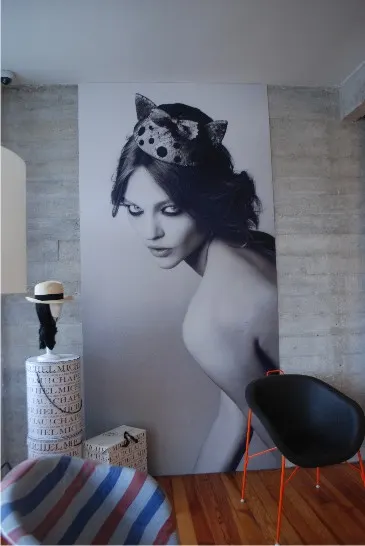 Fotografía en blanco y negro impresa en gran formato sobre la pared de una tienda