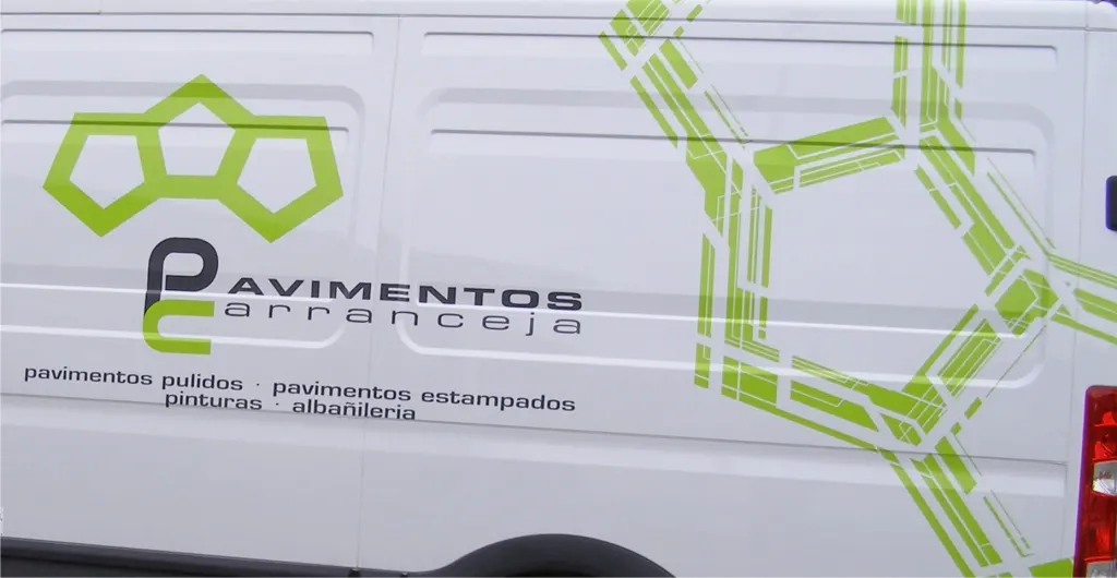 Furgoneta rotulada con la imagen de Pavimentos Arranceja