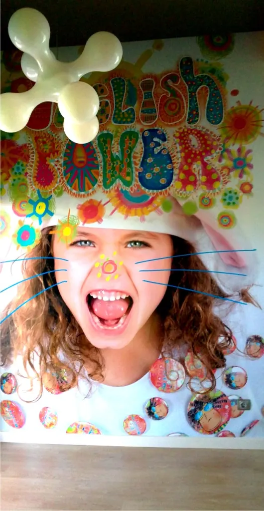 Impresión digital de gran formato con una fotografía infantil y grafismos de colores
