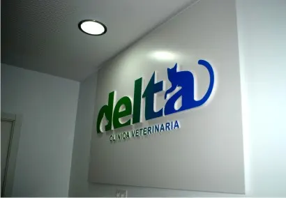 Letras corpóreas de Delta Clínica Veterinaria en la pared de una recepción