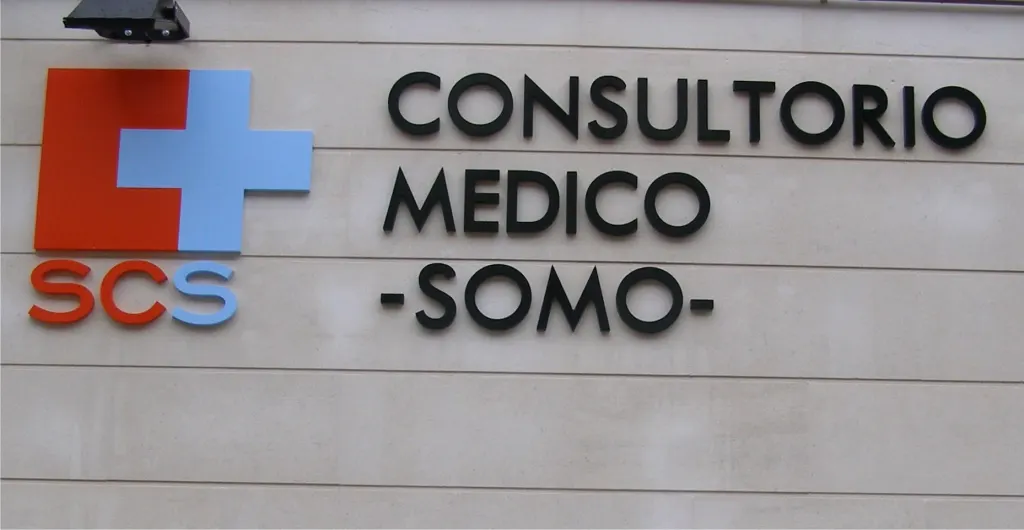 Letras corpóreas del Consultorio Médico de Somo con el logotipo del Servicio Cántabro de Salud