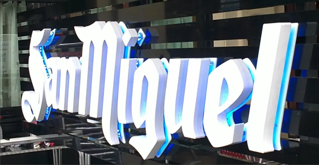 Letras corpóreas retroiluminadas con el logotipo de San Miguel