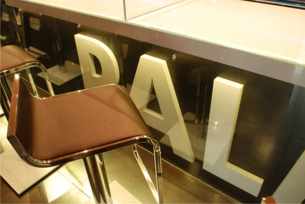 Letras corpóreas retroiluminadas en el frente de una barra de bar