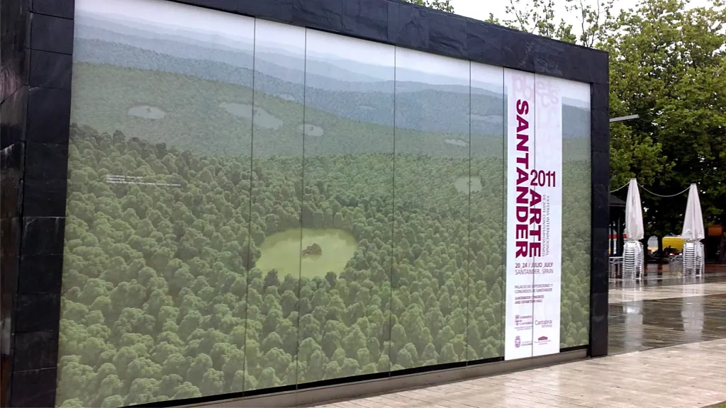 Panel de gran formato de Arte Santander 2011 con la fotografía de un bosque