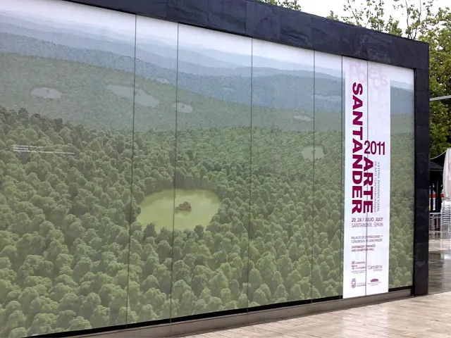 Panel de gran formato de Arte Santander 2011 con la fotografía de un bosque
