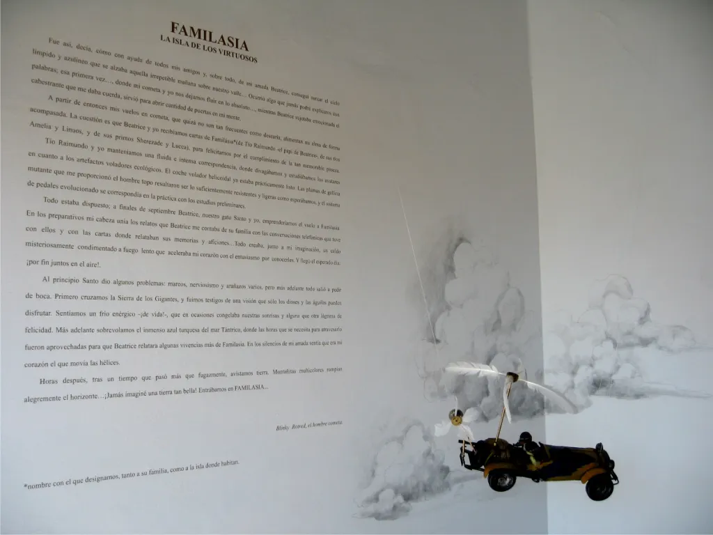 Panel expositivo con texto e ilustración de nubes junto a un coche antiguo en miniatura