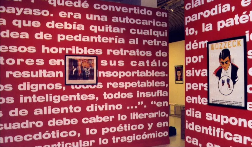 Paredes de una exposición rotuladas con textos y carteles