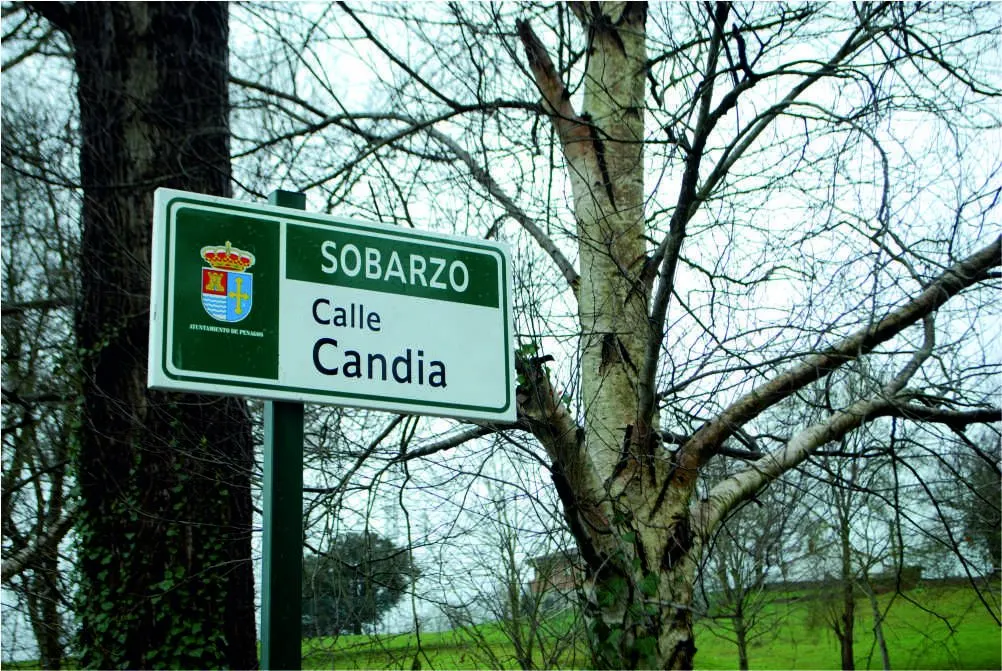 Placa de calle «Sobarzo, Calle Candia» con escudo municipal