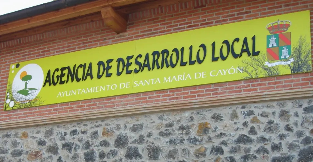 Rótulo de la Agencia de Desarrollo Local del Ayuntamiento de Santa María de Cayón