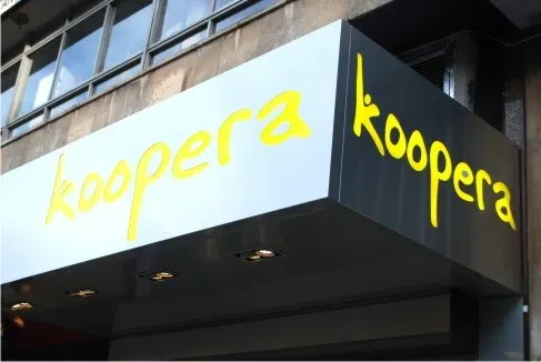 Rótulo de la tienda Koopera con letras amarillas sobre fondo negro