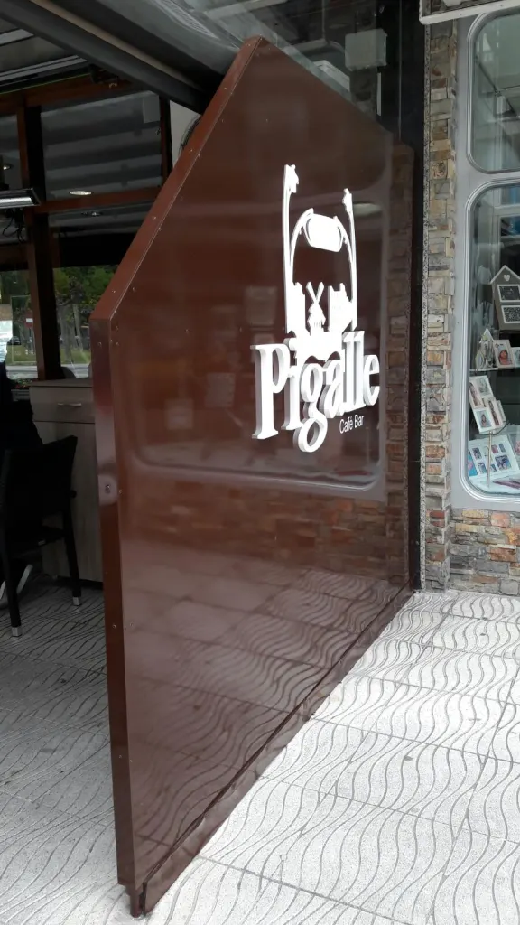 Rótulo de Pigalle sobre un panel lacado en la entrada de un local