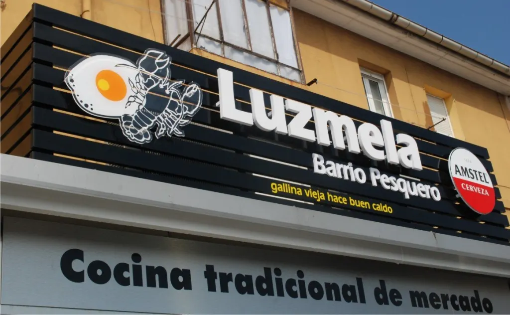 Rótulo del restaurante Luzmela en el Barrio Pesquero de Santander