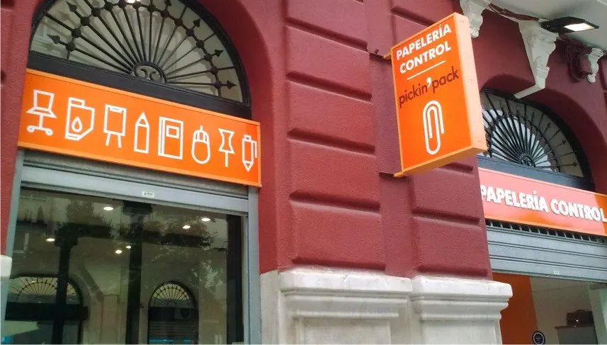 Rótulos naranjas de Papelería Control en una fachada