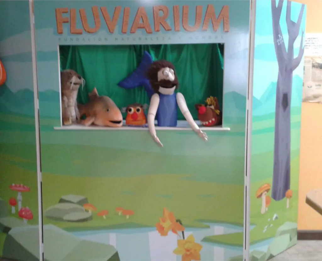Teatrillo de marionetas «Fluviarium» decorado con ilustraciones de un río