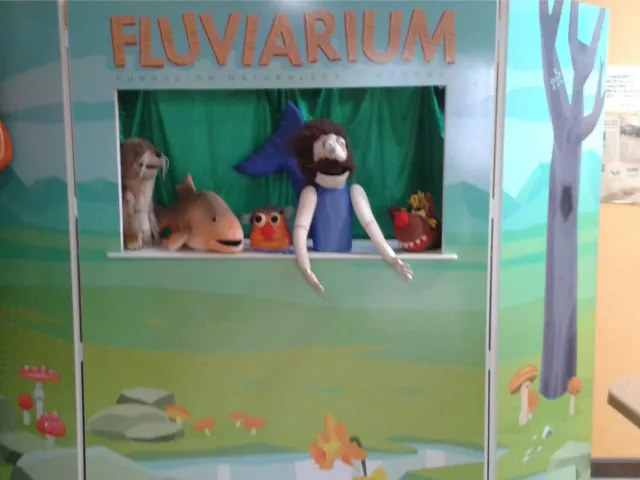 Teatrillo de marionetas «Fluviarium» decorado con ilustraciones de un río