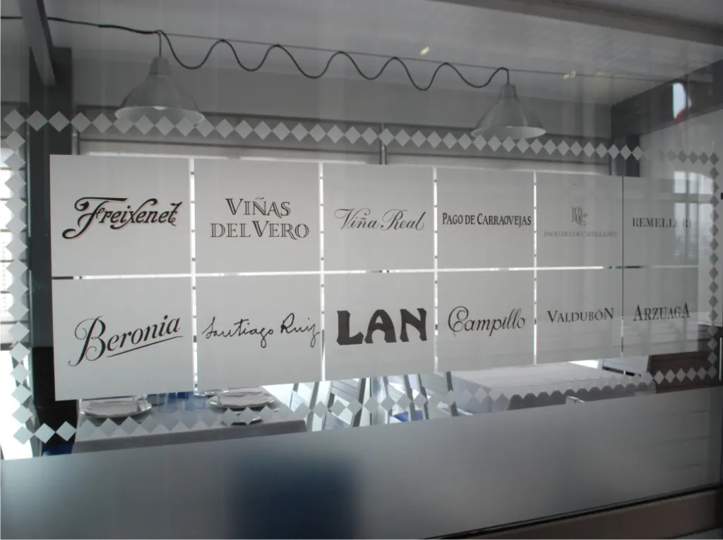 Vinilo al ácido en una cristalera con logotipos de bodegas