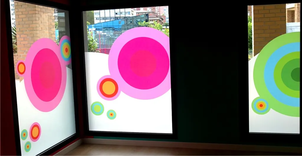 Vinilos decorativos de círculos de colores en unos ventanales