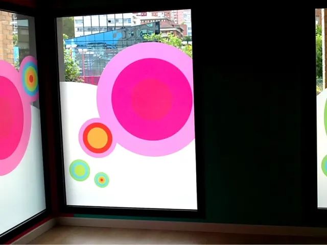 Vinilos decorativos de círculos de colores en unos ventanales